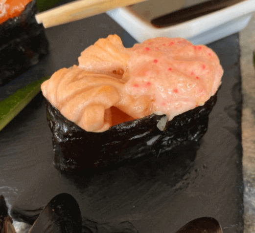 Запеченные суши с лососем